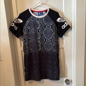 Adidas Black Short Sleeve Tee with Pockets Graphic Design